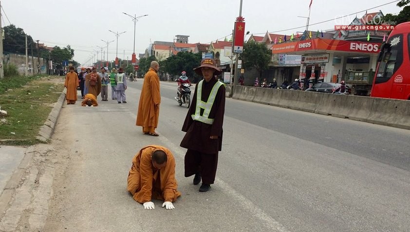 Sau 4 năm 8 tháng, hai nhà sư “tam bộ nhất bái” từ Cà Mau giờ tới Nghệ An 1