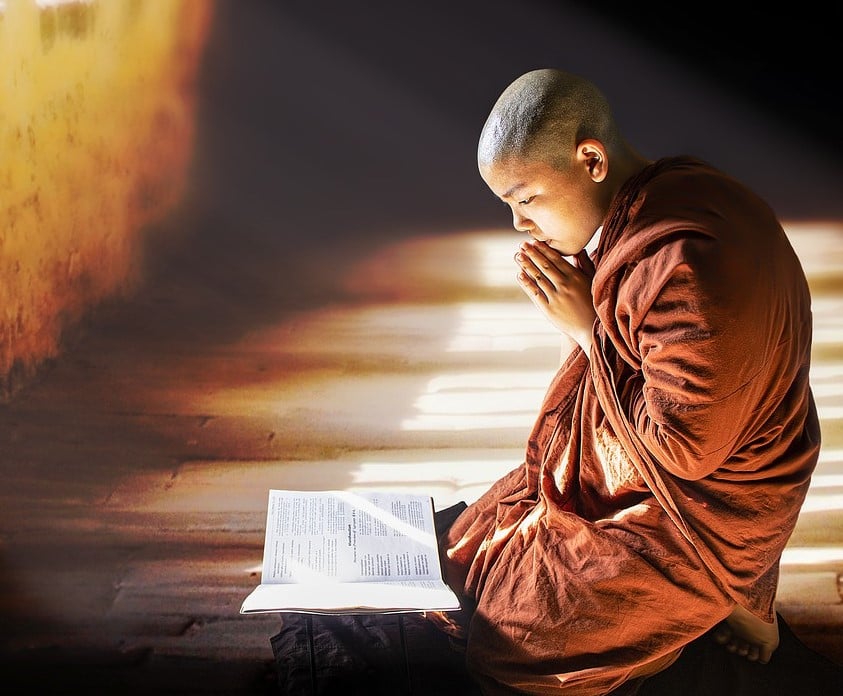 Nằm nghe Kinh, nghe Pháp rồi ngủ quên luôn có tội không? 1