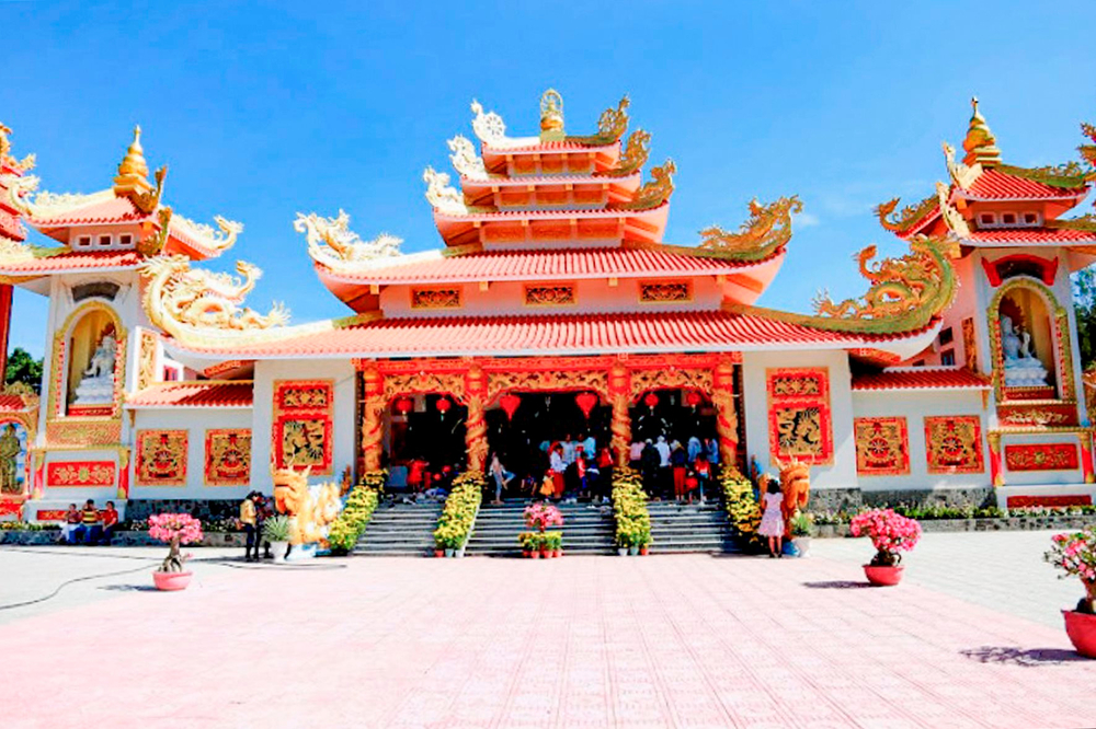 Về Bình Thuận, khám phá kiến trúc độc đáo của ngôi chùa bên đồi Trinh Nữ 1