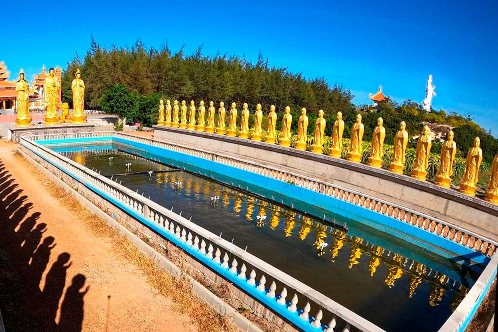 Về Bình Thuận, khám phá kiến trúc độc đáo của ngôi chùa bên đồi Trinh Nữ 2