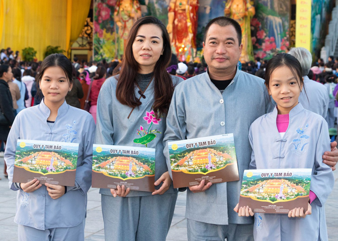 Gia đình quy y Tam Bảo