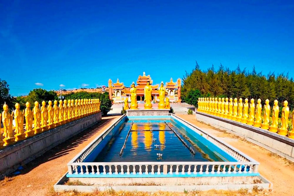 Về Bình Thuận, khám phá kiến trúc độc đáo của ngôi chùa bên đồi Trinh Nữ 4