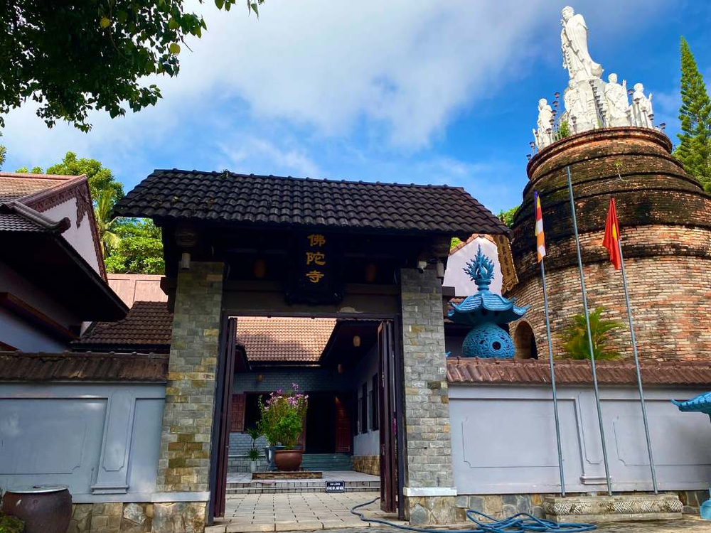 Ngôi chùa được hình thành từ lò gạch bị bỏ hoang trên đất Hà Tiên 8