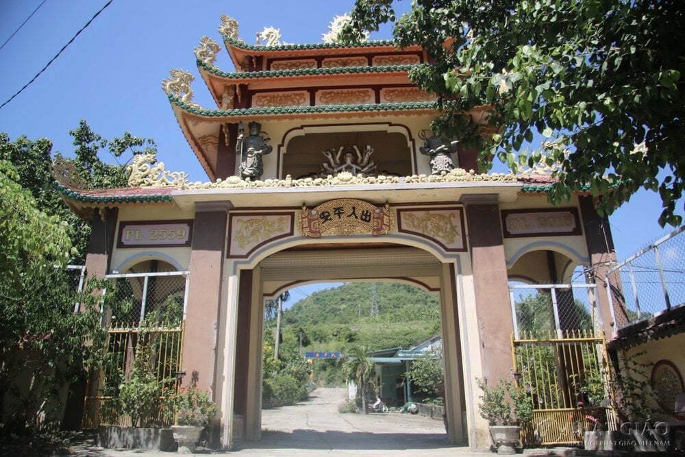 Chùa Linh Ứng trên đèo Rọ Tượng 1