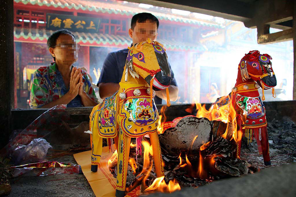 Cư sĩ tại gia với việc đốt vàng mã 4