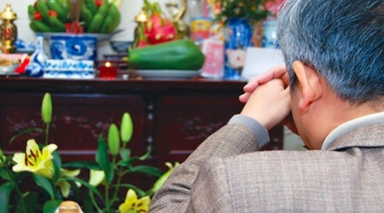 Văn khấn Rằm tháng 8 cúng gia tiên