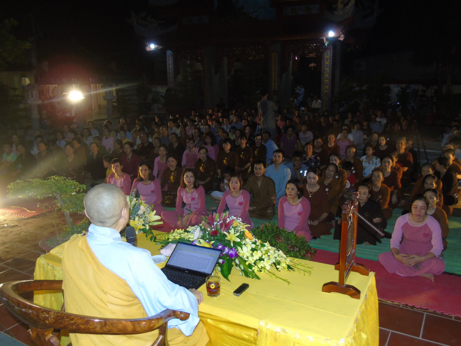 Sư cô Thích Nữ Hương Nhũ chia sẻ pháp thoại tại chùa Hoàng Đường 3