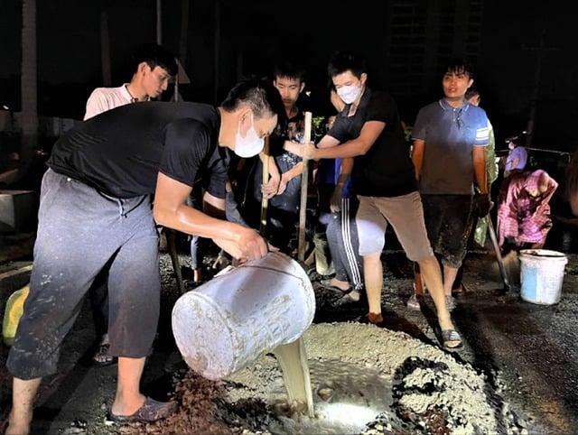 Nhóm bạn trẻ Chúng thanh niên Phật tử Phật Quang thức đêm lấp ‘ổ gà, ổ voi’ trên đường 1