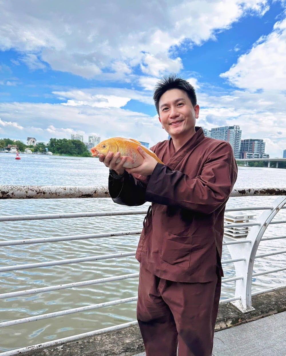 Anh cũng thường xuyên phóng sanh, gieo nhân lành