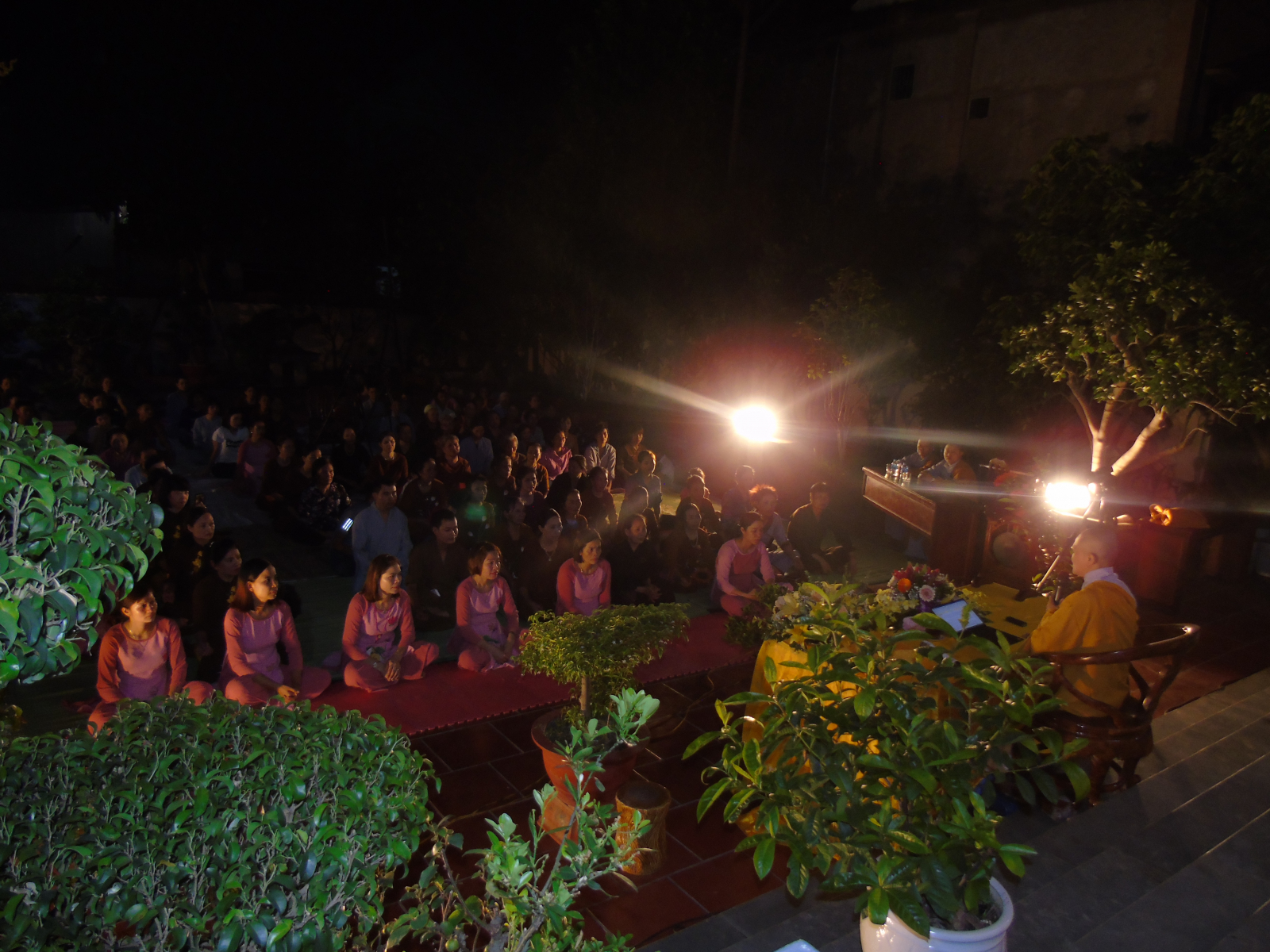 Sư cô Thích Nữ Hương Nhũ chia sẻ pháp thoại tại chùa Hoàng Đường 4