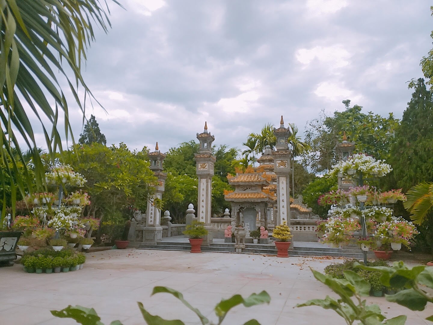 Vẻ đẹp an lạc của chùa Thọ Quang bên dòng sông Cẩm Lệ thơ mộng 6