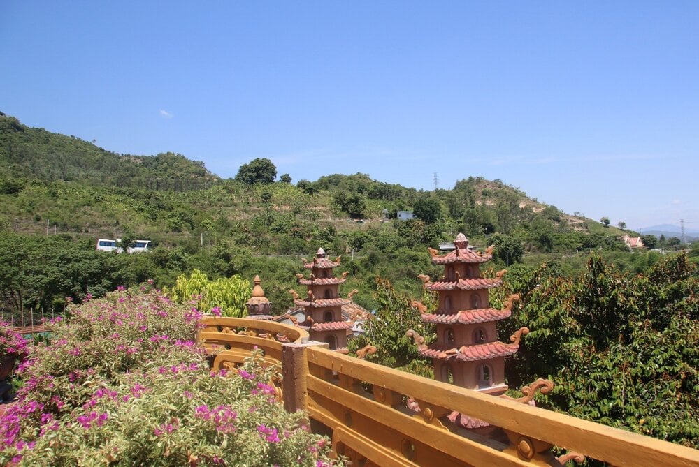 Chùa Linh Ứng trên đèo Rọ Tượng 2