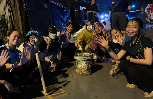 Nhóm bạn trẻ Chúng thanh niên Phật tử Phật Quang thức đêm lấp ‘ổ gà, ổ voi’ trên đường 3