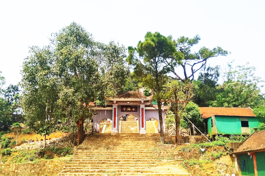 Tam quan chùa Hương Tích Hà Tĩnh.