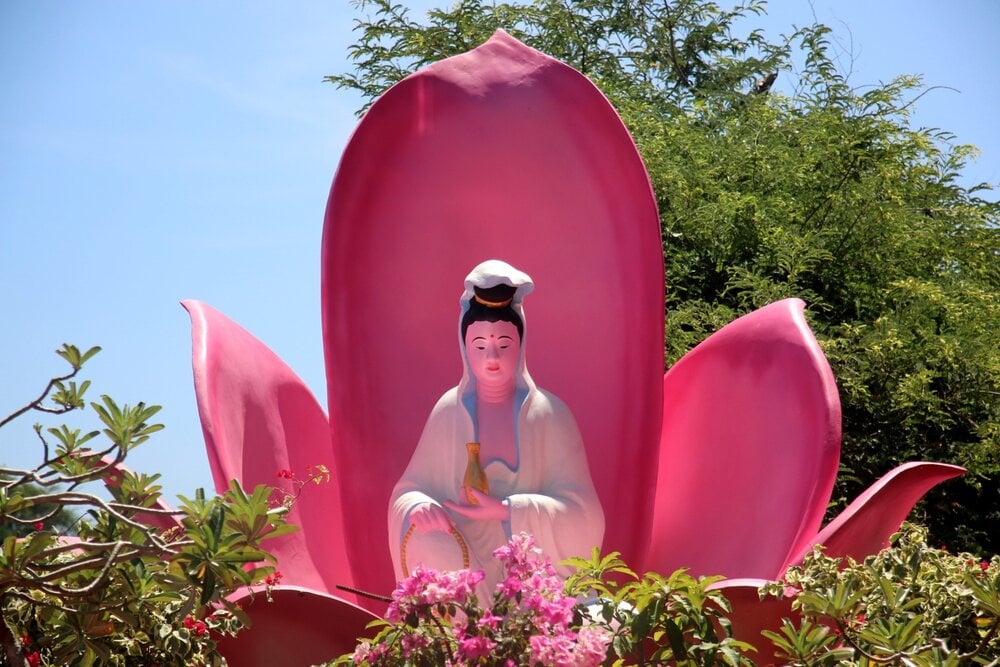 Chùa Linh Ứng trên đèo Rọ Tượng 13