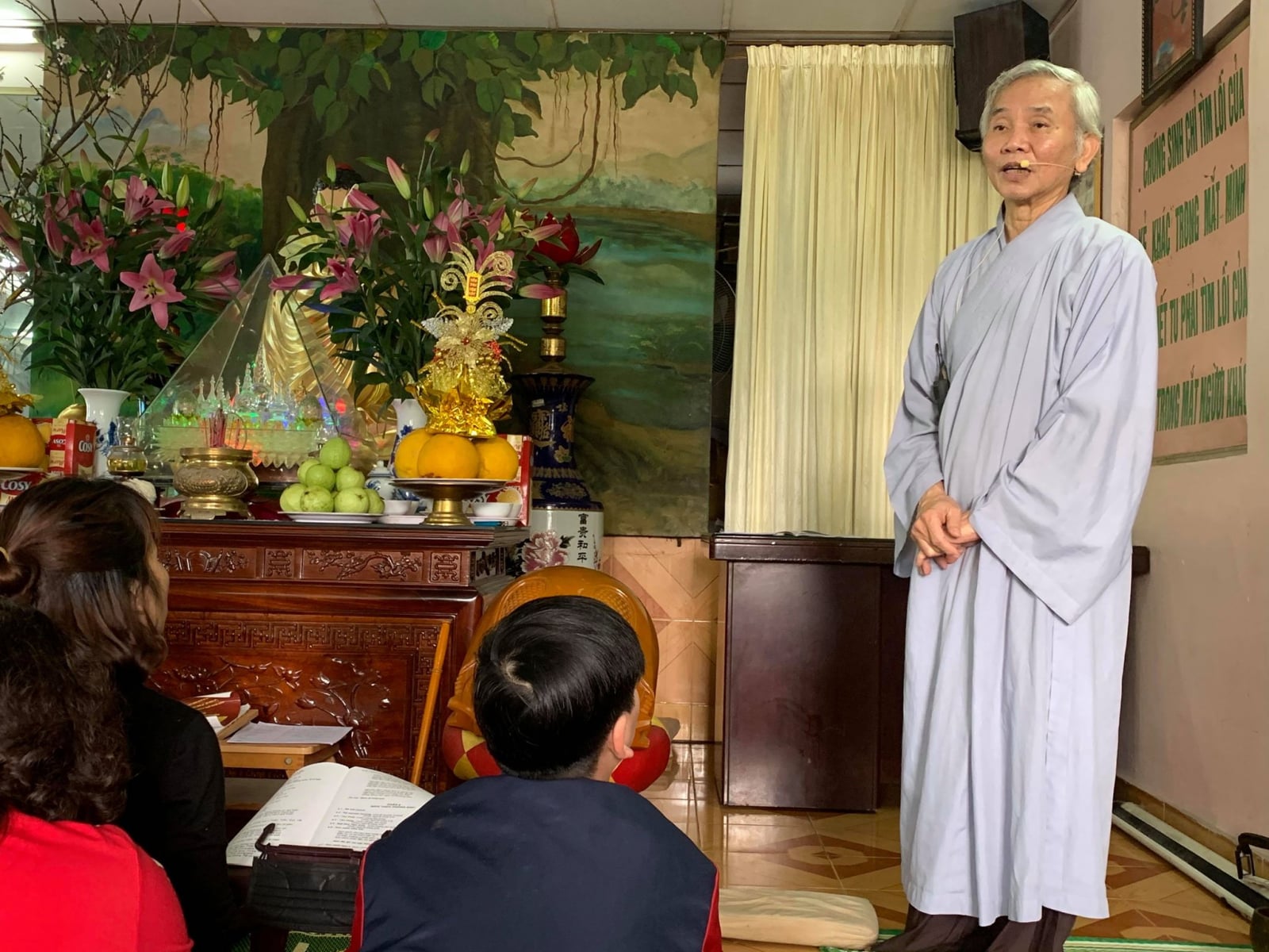 TS Vũ Thế Khanh trong buổi cúng chay tâm linh dâng ông bà tại Liên hiệp UIA Hà Nội sáng 15.2.2020