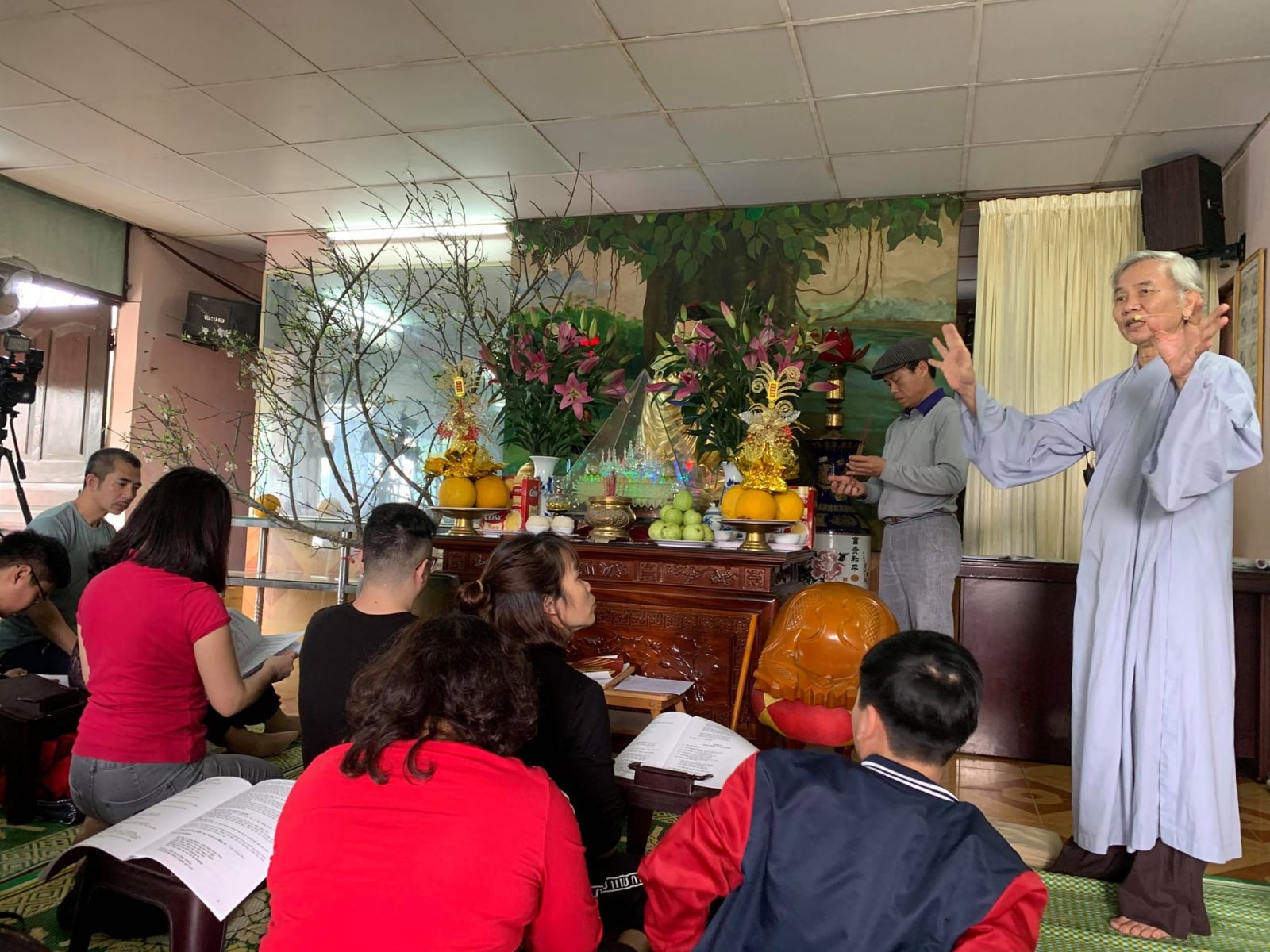 TS Vũ Thế Khanh trong buổi cúng chay tâm linh dâng ông bà tại Liên hiệp UIA Hà Nội sáng 15.2.2020