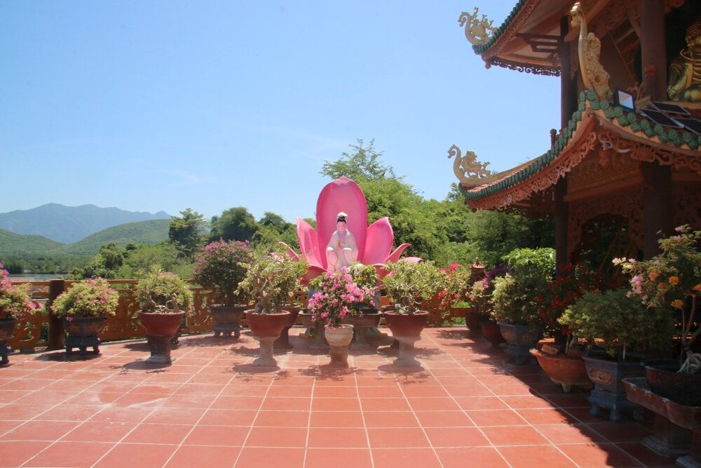 Chùa Linh Ứng trên đèo Rọ Tượng 8