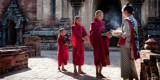 Hiểu đúng về việc “của đi thay người” 1