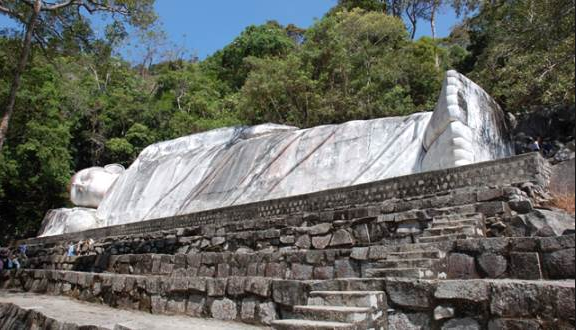 Tượng Phật nằm tại chùa Núi Tà Cú