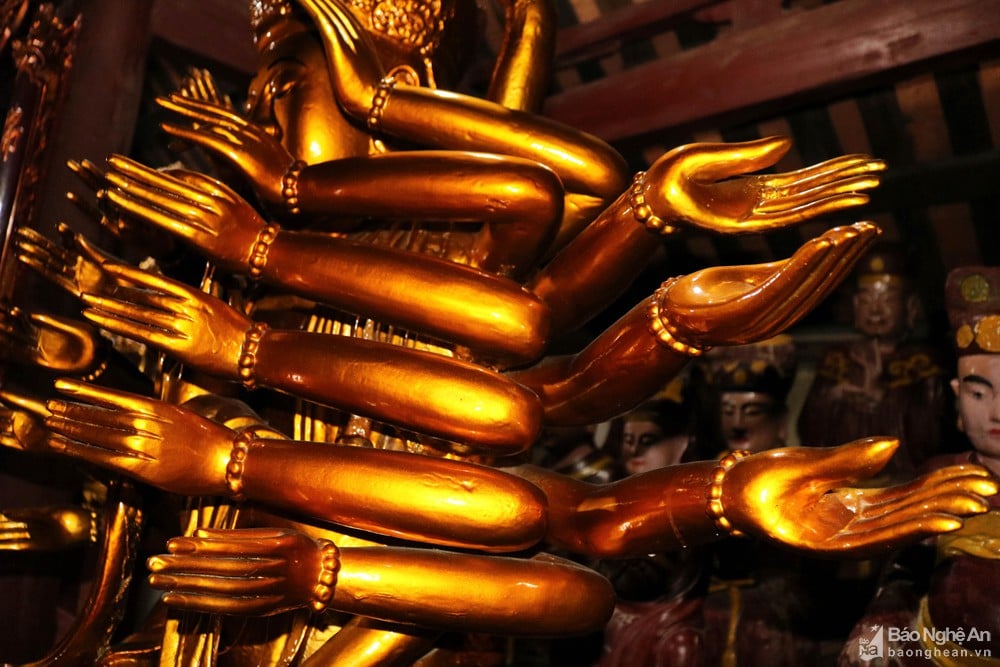 Cận cảnh các cánh tay của tượng Phật Mẫu Chuẩn Đề