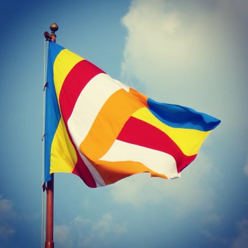 Lá cờ được chia thành sáu phần hay sáu sọc theo chiều dọc, tượng trưng cho sáu thể dạng của chúng sinh, tức Lục thú hay Lục đạo (địa ngục, ngạ quỷ, súc sinh, người, A-tu-la và thiên).