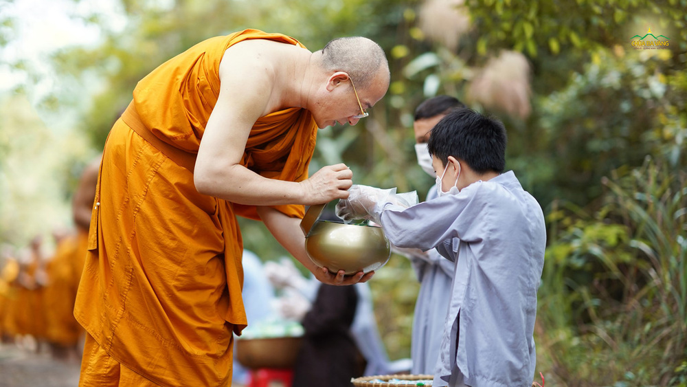 Cung kính cúng dường một bậc chân tu thánh thiện được quả báo giàu sang, hạnh phúc 1