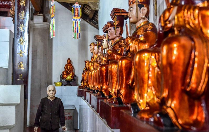 Sư thầy Thích Đàm Chỉnh đã gắn bó với chùa Bà Đanh từ nhỏ và vẫn chăm chỉ làm công việc hàng ngày. Hiện tại, có ba vị sư cao tuổi đang trông coi chùa.