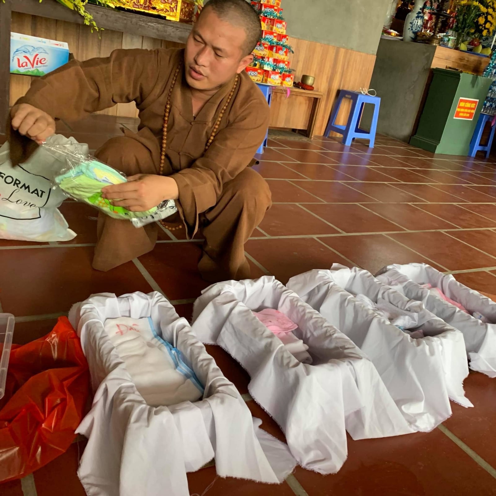 Đại đức Thích Nguyên Bình trong lễ cầu siêu, chôn cất các thai nhi xấu số.