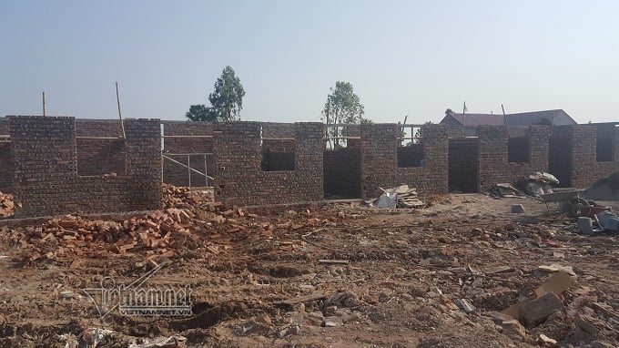 Khu nhà tạm lánh chùa Mục Đồng đang gấp rút xây dựng.