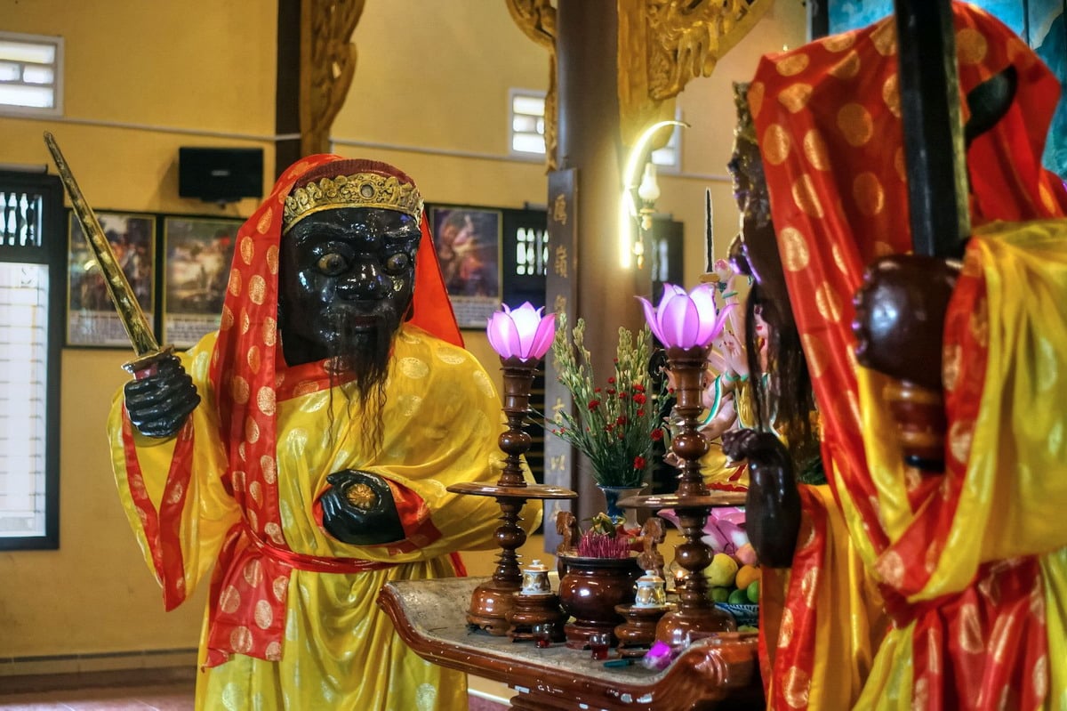 Huyền bí Ông Đỏ, Ông Đen 700 tuổi trong chùa Nhạn Sơn 5