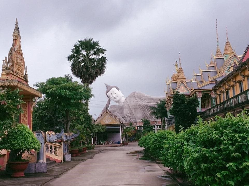 Tượng Phật nhập Niết Bàn tại chùa Som Rong