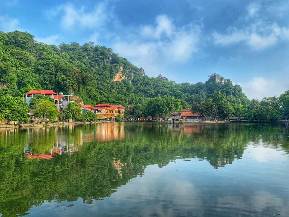 Khung cảnh thanh tịnh của chùa Thầy 3