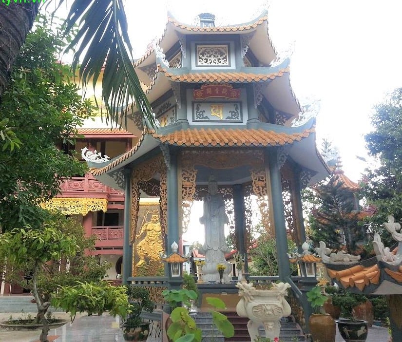 Chùa Thiên Châu cạnh dòng kênh Bảo Định  3