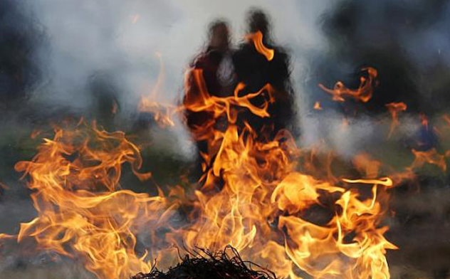 Có nên đốt hết áo tang, vòng hoa sau tang lễ không? 1