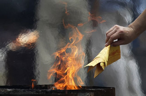 Cư sĩ tại gia với việc đốt vàng mã 5