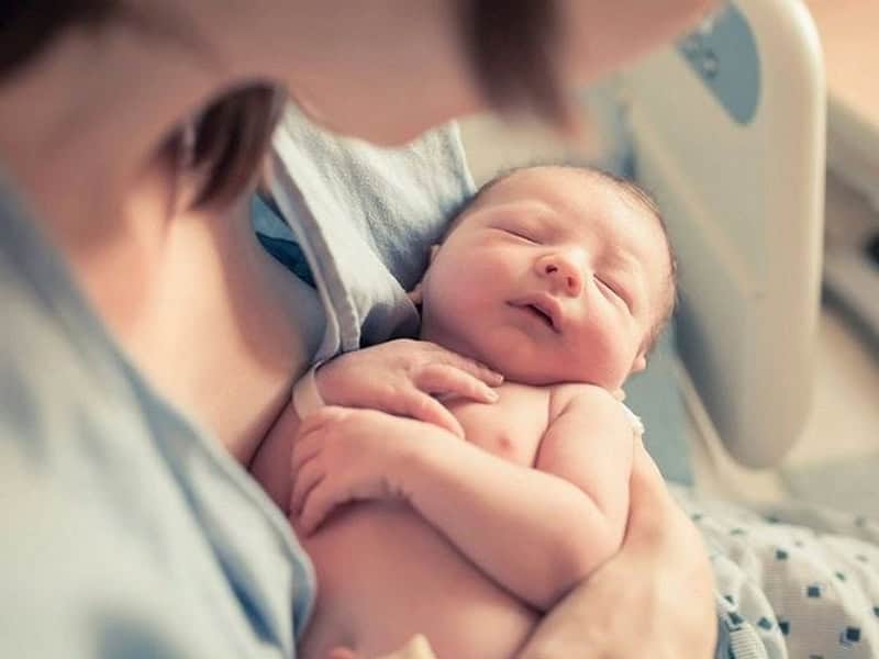 co nen tinh chuyen sinh con trong nam 2026 hay khong