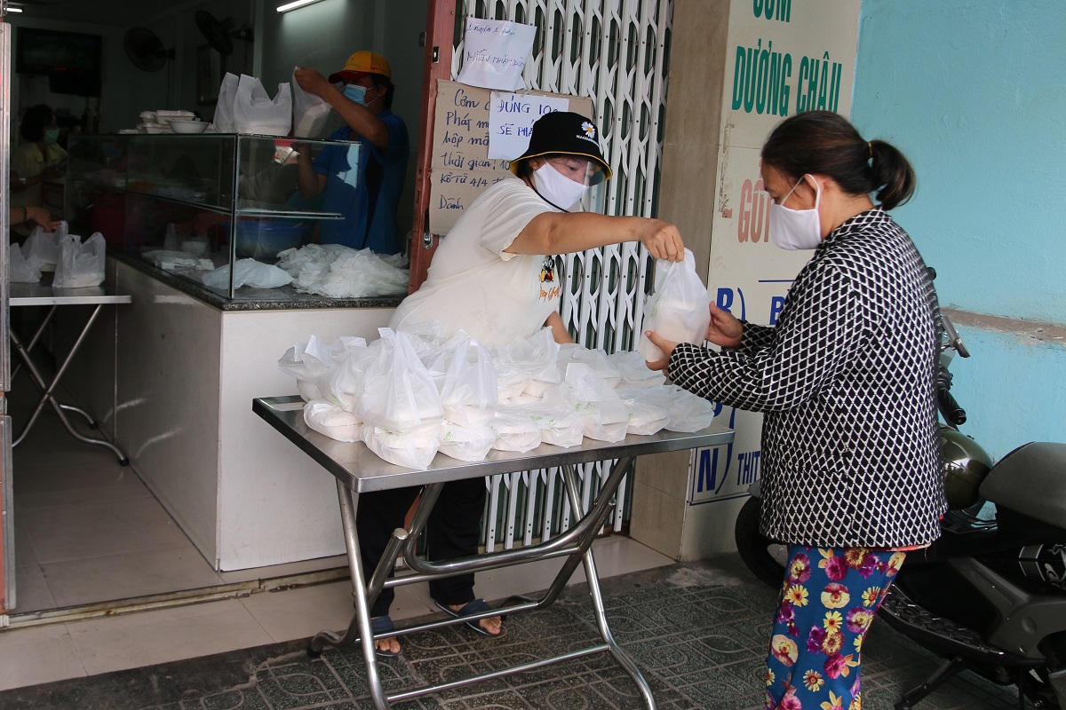 Ấm lòng phần cơm chay miễn phí tặng người nghèo mùa dịch 2