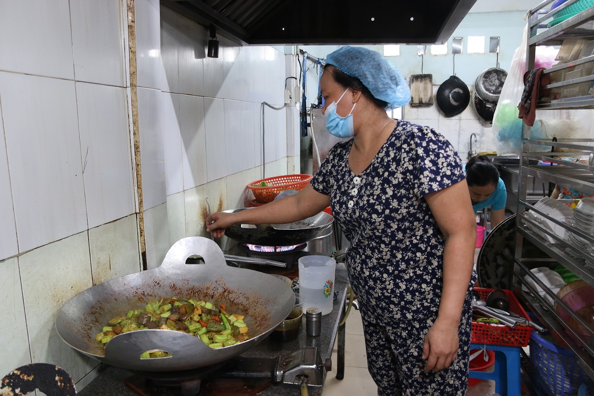 Ấm lòng phần cơm chay miễn phí tặng người nghèo mùa dịch 4