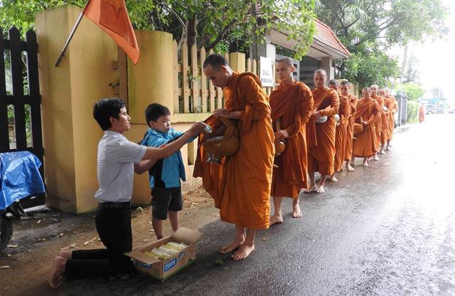 Phật tử nên cúng dường Tam Bảo như thế nào? 3