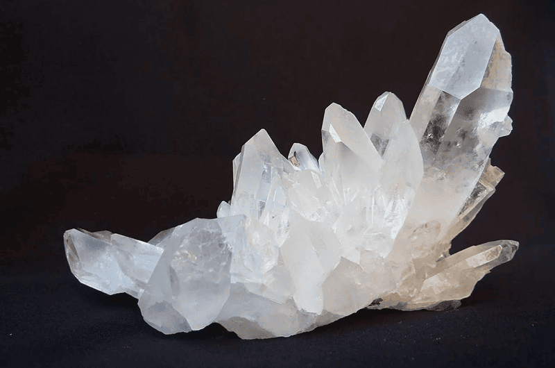 Da Thach Anh trang rat hop voi menh Kim cua Nham Than, khi su dung se giup thanh loc nang luong tieu cuc