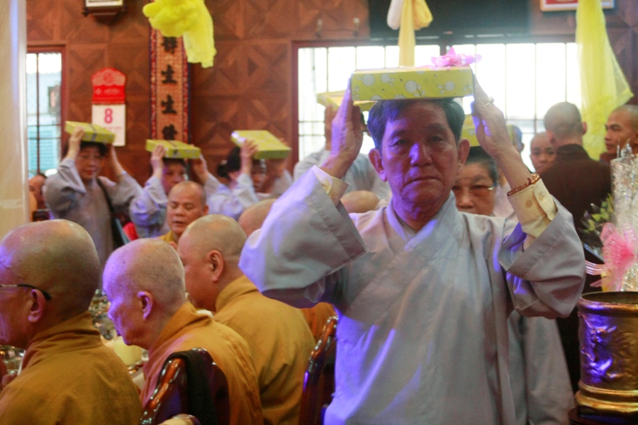 Nguồn gốc và ý nghĩa dâng y cúng dàng trong mùa Vu lan báo hiếu 3