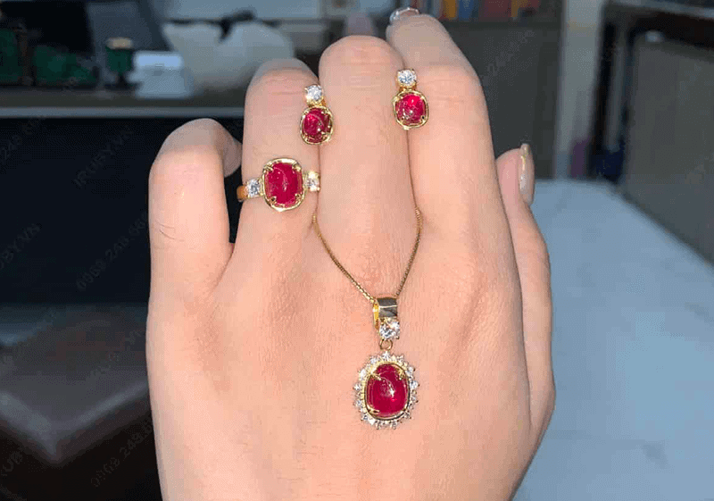 Trang sức làm từ đá Ruby hợp với người tuổi Ất Tỵ 1965