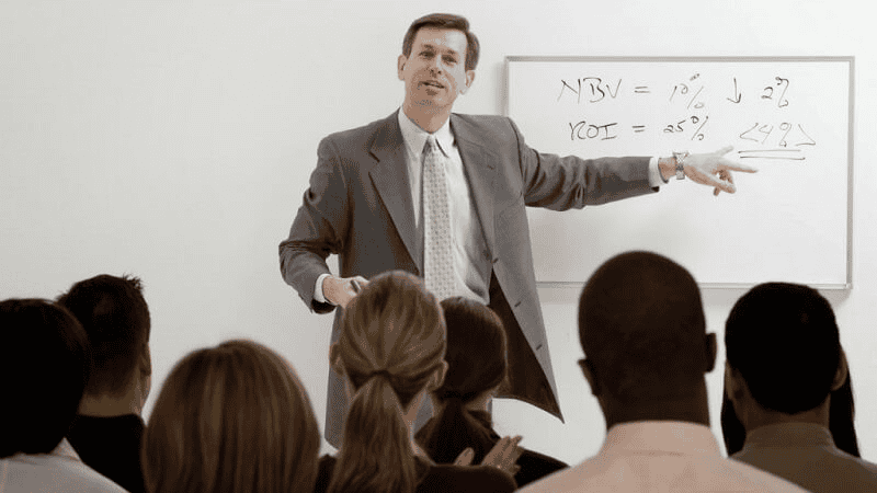 Giảng viên hoặc Giáo viên là những lựa chọn nghề nghiệp có thể mang lại thành công cho nam Mậu Tý trong tương lai.