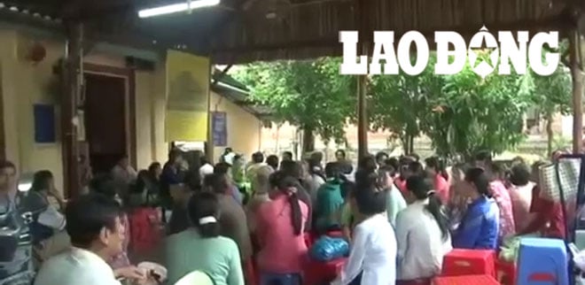 Hàng trăm người chờ tại chùa Phước Hưng để được Đại đức Thích Minh Hòa khám chữa bệnh miễn phí từ thứ 2 đến thứ 7 hàng tuần.