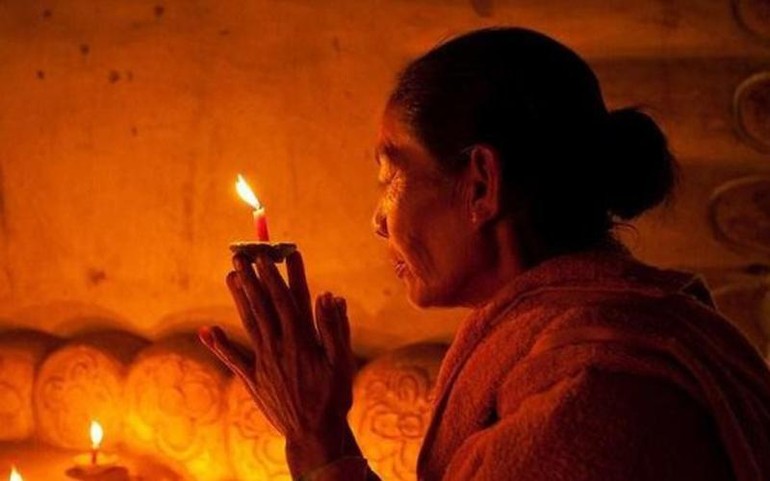 Lạy Phật với tâm thành kính thiết tha, lạy xong thì nguyện cho con được tiêu trừ các tội lỗi, nghiệp chướng trong quá khứ do vô minh ám chướng gây ra.