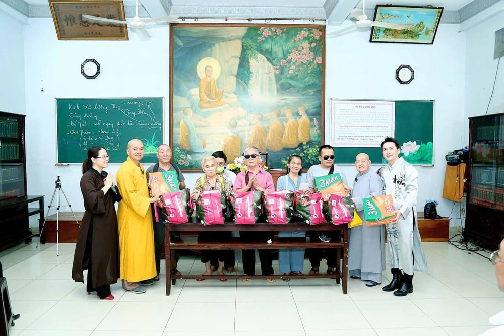 Không chỉ hát cúng dường, Hùng Thanh còn tặng quà, chia sẻ với người mù tại chùa Phước Viên (Q.Bình Thạnh, TP.HCM)
