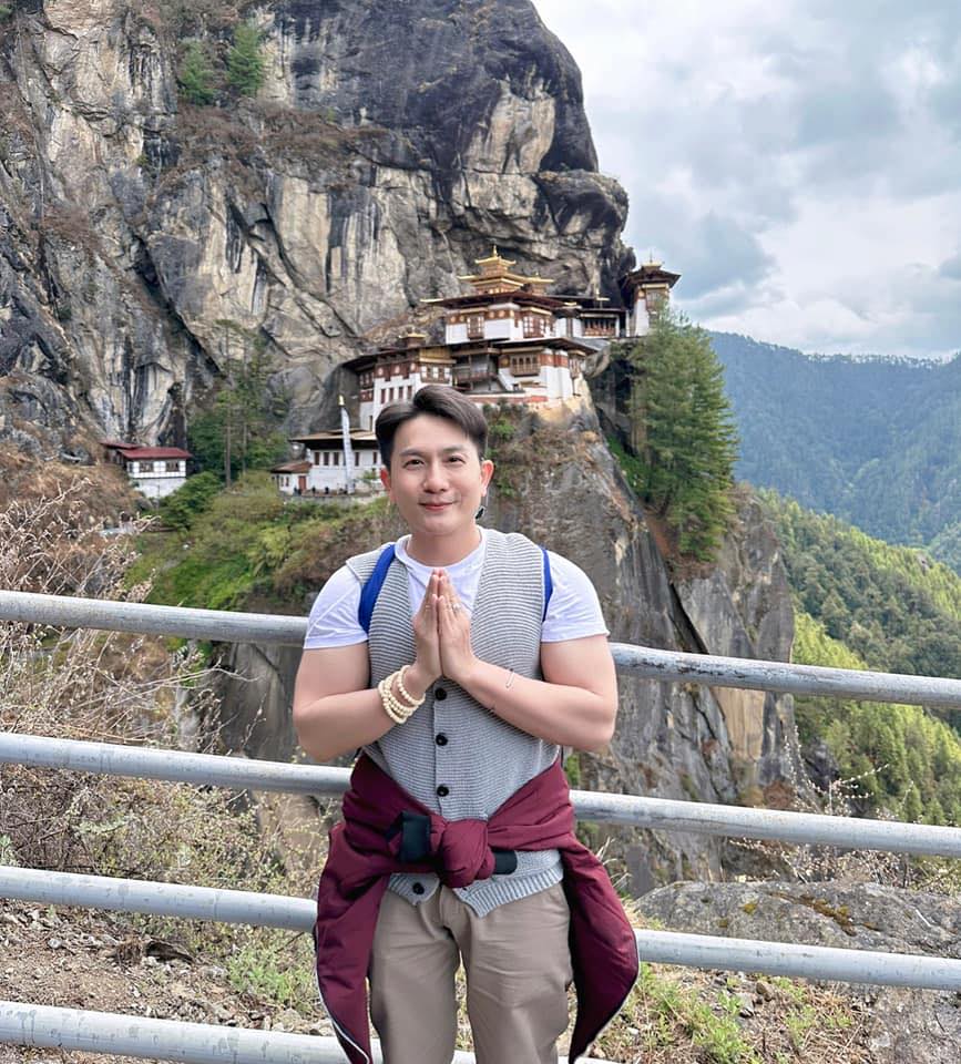 Anh cũng dành thời gian hành hương các thánh tích Phật giáo, để tăng trưởng đời sống tâm linh tự thân