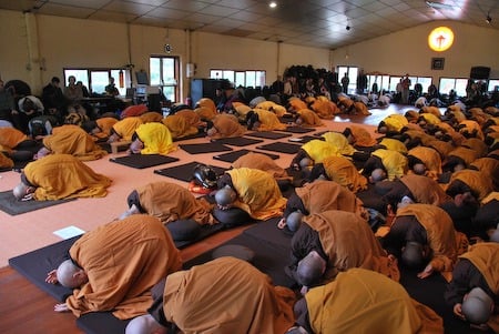 Lạy Phật theo cách 'ngũ thể đầu địa' là thể hiện lòng tôn kính nhất 2