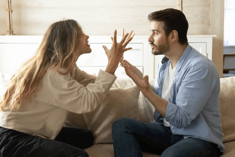 Moi quan he vo chong cua nam Canh Than co the xay ra xung dot trong nam nay vi ap luc tai chinh tu han Toan Tan